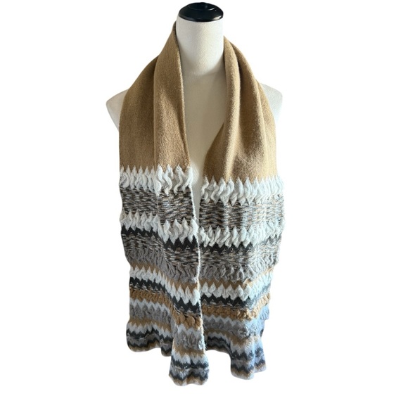 Collectioneighteen Cozy Knit Patterned Scarf with a Gray and Camel Design - Picture 3 of 9